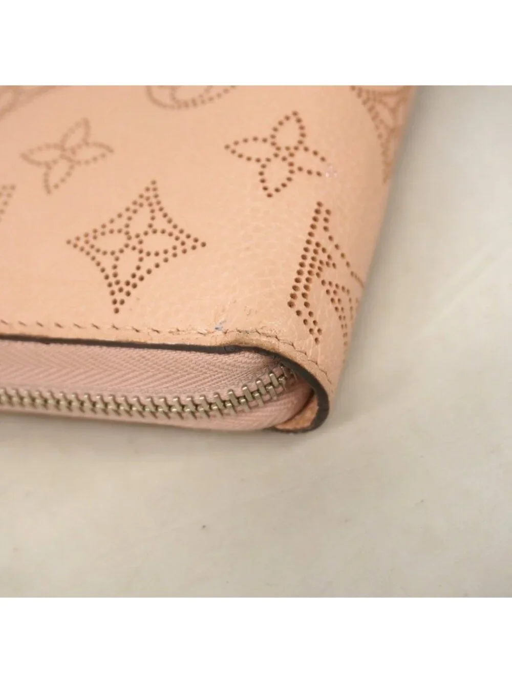 Louis Vuitton Wallet Mahina Zippy Magnolia